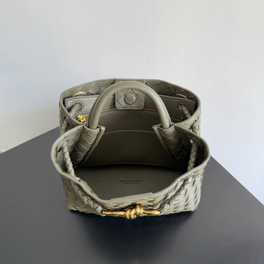 The 2023 new Andiamo batch 1860BV is shipped‼ ️Really popular🔥The new Andiamo woven handbag launched by Bottega Veneta this season is really popular all over the world! ! Celebrities at home and abroad have worn it, and Oscar-winning actress Michelle Yeoh has taken it out on the street. Song Jia, Trai Yara, Yu Feihong, Sanji Ayaka, Rosie Hunting-Whiteley, Yoshioka Riho, etc. have all picked up this bag. It is classic and versatile, showing off its temperament, and the bag capacity is also large, which is very convenient for daily commuting! ! A variety of carrying methods, the shoulder straps can be adjusted by yourself, the original lambskin feels soft and delicate, and the unisex style breaks gender boundaries and brings a more practical and longer-lasting use experience. Andiamo, which has both elegant and casual styles, perfectly interprets the true appearance of "fashionable old money style". Style number: 743568 Size: 25*22*10.5cm
